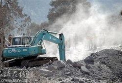 火山爆料挖掘机视频播放,挖掘机勇敢应对惊险救援